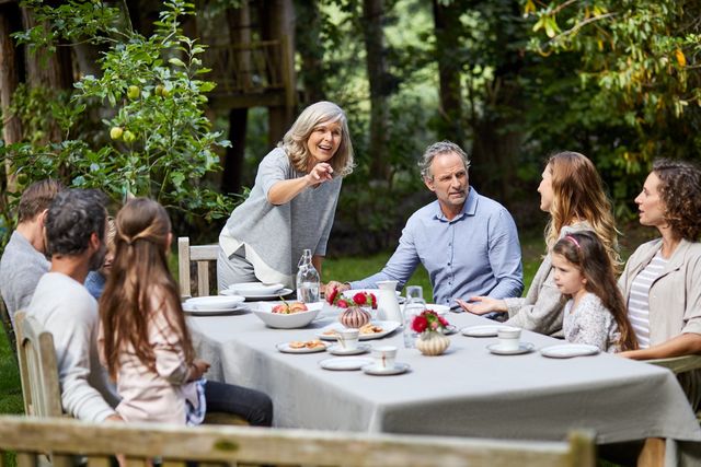 Familie beim Essen im Garten